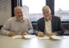 Unterzeichnung der gemeinsamen Erklärung für den zweiten Bauabschnitt des Glasfaserausbaus in Langenhagen. Telekom Regio Manager Alexander Steinhoff (li.) und Langenhagens Bürgermeister Mirko Heuer.