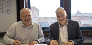 Unterzeichnung der gemeinsamen Erklärung für den zweiten Bauabschnitt des Glasfaserausbaus in Langenhagen. Telekom Regio Manager Alexander Steinhoff (li.) und Langenhagens Bürgermeister Mirko Heuer.