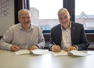 Glasfaserausbau in Langenhagen schreitet voran Unterzeichnung der gemeinsamen Erklärung für den zweiten Bauabschnitt des Glasfaserausbaus in Langenhagen. Telekom Regio Manager Alexander Steinhoff (li.) und Langenhagens Bürgermeister Mirko Heuer.