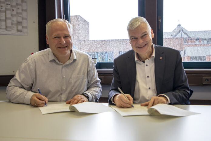 Unterzeichnung der gemeinsamen Erklärung für den zweiten Bauabschnitt des Glasfaserausbaus in Langenhagen. Telekom Regio Manager Alexander Steinhoff (li.) und Langenhagens Bürgermeister Mirko Heuer.