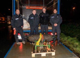 „Am Pferdemarkt“ entdeckter Blindgänger erfolgreich beseitigt Sprengmeister Marcus Rausch (li.). mit seinem Kampfmittelbeseitigungsteam.