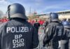 Bundespolizisten überwachen die Ankunft der Gästefans