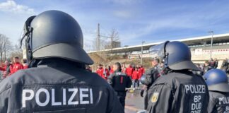 Bundespolizisten überwachen die Ankunft der Gästefans