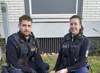 Hund steigt alleine in den Zug ein und fährt nach Braunschweig Die eingesetzten Bundespolizisten mit dem Hund