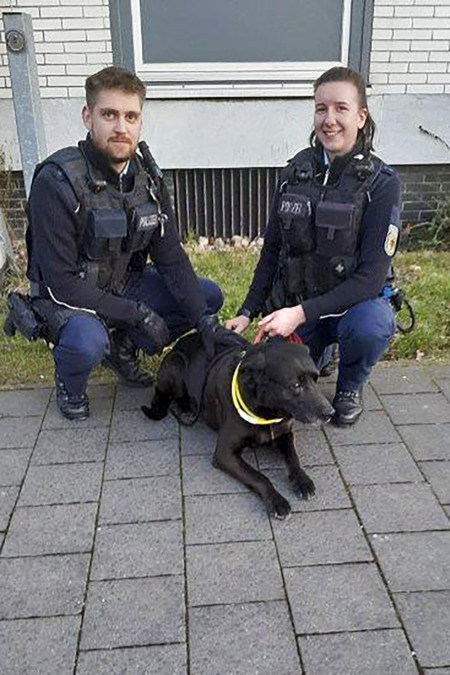 Die eingesetzten Bundespolizisten mit dem Hund