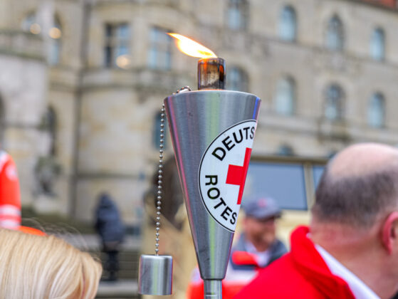 Am 7. März wurde in Hannover die Rotkreuz-Fackel für Solferino vor dem Rathaus an Vertreter der Stadt und des DRK-Region Hannover e.V. von der DRK-Schwesternschaft übergeben.