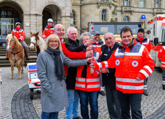 Das „Licht der Hoffnung und Menschlichkeit“ macht Station in der Landeshauptstadt Am 7. März wurde in Hannover die Rotkreuz-Fackel für Solferino vor dem Rathaus an Vertreter der Stadt und des DRK-Region Hannover e.V. von der DRK-Schwesternschaft übergeben.
