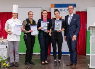 Niedersachsen kürt Landesmeister im Gastgewerbe: Gold geht nach Göttingen, Weyhausen und Hannover Die Sieger (v.l.n.r.): Köchin Sophia Harmening (APEX Trinken & Essen, Göttingen), Restaurantfachfrau Madlen Meyer (Hotel & Restaurant Weender Hof, Göttingen), Hotelfachfrau Franziska Barnieck (Privathotel & Restaurant alte Mühle, Weyhausen) und Fachfrau für Systemgastronomie Clara-Sophie Walter (L'Osteria, Hannover) mit DEHOGA-Präsident Detlef Schröder.
