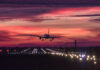 Flugzeug landet im Sonnenuntergang