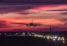 instandsetzungsarbeiten: hannover airport – sperrung der nordbahn flugzeug landet im sonnenuntergang