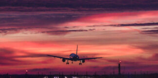 Flugzeug landet im Sonnenuntergang