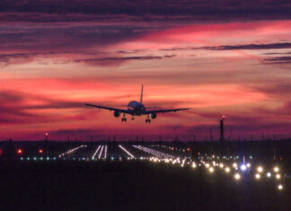 Flugzeug landet im Sonnenuntergang