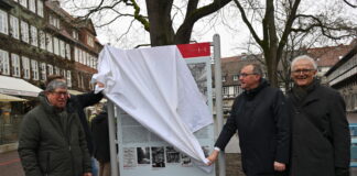 Informationstafel am Ballhofplatz enthüllt