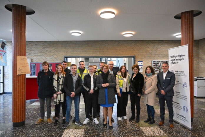 Innenministerin Daniela Behrens besucht Schülerinnen und Schüler der Hannah-Arendt-Schule.