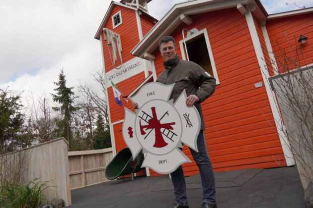 Neuer Spielplatz - Zoo-Chef Andreas M Casdorff stellt die Feuerwache in Yukon Bay vor