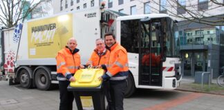 Jens Palandt, Umweltdezernent der Region Hannover (von links), Thomas Schwarz, Verbandsgeschäftsführer aha, und Steffen Krach, Regionspräsident, bei der Einführung der gelben Tonne in Hannover. Nun wird auch die Region auf die Tonnenabfuhr umgestellt.
