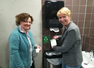 Stadt Langenhagen startet im Gymnasium mit dem Recycling von Papierhandtüchern Zum Start des Pilotprojektes bringen Silke Kaune (li.) und Kirsten Grimm-Hose einen Aufkleber „Nur Papierhandtücher" an. Grund hierfür: Sie werden am Gymnasium Langenhagen ab sofort recycelt; der „Abfall“ muss daher sortenrein sein.