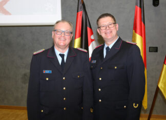 Schwieger zum stellvertretenden Regionsbrandmeister gewählt Regionsbrandmeister Karl-Heinz Mensing (links) mit seinem zukünftigen Stellvertreter, Lars-Robert Schwieger.