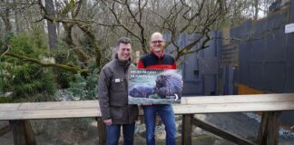 Zoo-Geschäftsführer Andreas M Casdorff und Zoofreunde-Vorsitzender Christian Wagner stellen die neue Urson-Anlage in Yukon Bay vor