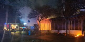 Müllcontainer brennen an der Tempelhofer Straße