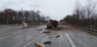Fahrbahnschäden entlang der B 443 über die B 6 nach der Bombensprengung.