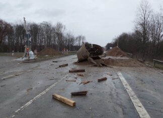B 443 (Laatzen): Fahrbahn entlang der Brücke über die B 6 zerstört Fahrbahnschäden entlang der B 443 über die B 6 nach der Bombensprengung.