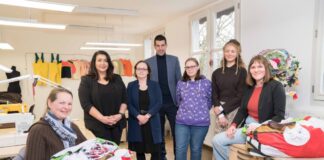 Aktion gegen Catcalling (verbale sexuelle Belästigung) vom Kommunalen Präventionsrat der Landeshauptstadt Hannover in Zusammenarbeit mit der Textilwerkstatt der Landeshauptstadt. Besuch von Axel von der Ohe (Stadtkämmerer sowie erster Stadtrat und allgemeiner Vertreter des Oberbürgermeisters in der Verwaltung) besucht die Textilwerkstatt. (v.l.) Carolin Reuter, Sinem Eryurt-Celik (LHH, KPR), Thea Giebl (LHH, KPR), Axel von der Ohe, Sabine Kowalski, Gwen Wiezcorek und Melanie Bruns (Projektleitung).