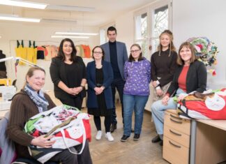 „Catcalling is OVER in HannOVER!“ – Aktion gegen verbale sexuelle Belästigungen von Frauen Aktion gegen Catcalling (verbale sexuelle Belästigung) vom Kommunalen Präventionsrat der Landeshauptstadt Hannover in Zusammenarbeit mit der Textilwerkstatt der Landeshauptstadt. Besuch von Axel von der Ohe (Stadtkämmerer sowie erster Stadtrat und allgemeiner Vertreter des Oberbürgermeisters in der Verwaltung) besucht die Textilwerkstatt. (v.l.) Carolin Reuter, Sinem Eryurt-Celik (LHH, KPR), Thea Giebl (LHH, KPR), Axel von der Ohe, Sabine Kowalski, Gwen Wiezcorek und Melanie Bruns (Projektleitung).