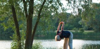Senior macht Yoga/Sport
