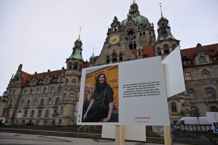 Neues Rathaus und Trammplatz: Foto- und Videoausstellung „w*im hannover faces & friends.“