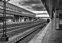 Zusätzliche S-Bahn-Fahrten sichern Messe-Anbindung trotz ÜSTRA-Streik in Hannover Zug fährt aus Bahnhof