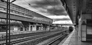 Zug fährt aus Bahnhof