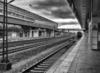 Aufnahme Vertriebener aus der Ukraine am Messebahnhof in Laatzen – vorerst letzter Sonderzug am Sonnabend, den 15. April 2023 Zug fährt aus Bahnhof