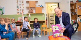 Der Niedersächsische Ministerpräsident Stephan Weil zusammen mit einigen Kindern der MHH-Kita Campuskinder.