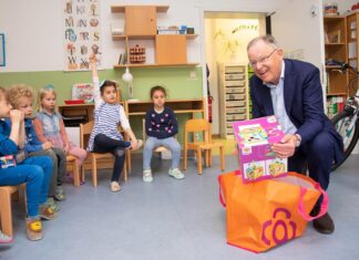 Ministerpräsident Weil besucht MHH-Kita Campuskinder Der Niedersächsische Ministerpräsident Stephan Weil zusammen mit einigen Kindern der MHH-Kita Campuskinder.