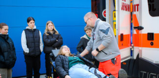 In Rettungswachen, Kitas und erstmals auch einer Pflegeeinrichtung schauen sich Jugendliche heute den Arbeitsalltag bei einer Hilfsorganisation an.