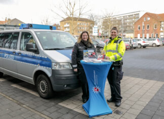 Kriminalitätsprävention an Einkaufsmärkten in Langenhagen Die Polizeioberkommissarinnen Gaschler (re.) und Latzel informie
