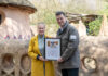 Zoo-Chef Andreas M Casdorff überreicht Katharina Sterzer, zukünftige Geschäftsführerin des Asphalt-Magazins, die Patenurkunde.