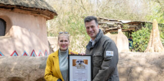 Zoo-Chef Andreas M Casdorff überreicht Katharina Sterzer, zukünftige Geschäftsführerin des Asphalt-Magazins, die Patenurkunde.