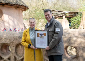 Asphalt-Magazin übernimmt Patenschaft für Erdmännchen im Erlebnis-Zoo Hannover Zoo-Chef Andreas M Casdorff überreicht Katharina Sterzer, zukünftige Geschäftsführerin des Asphalt-Magazins, die Patenurkunde.