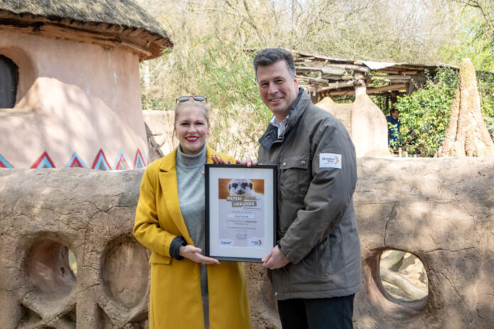 Zoo-Chef Andreas M Casdorff überreicht Katharina Sterzer, zukünftige Geschäftsführerin des Asphalt-Magazins, die Patenurkunde.