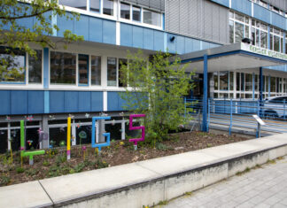 Hausmeister der LIGS haben künftig den Haupteingang besser im Blick LIGS - Leibniz IGS in Langenhagen