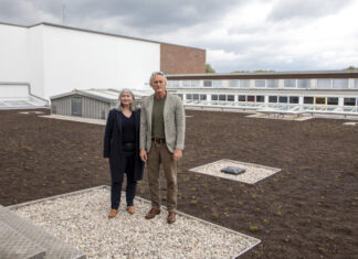 Langenhagens erstes Gründach auf einem schulischen Bestandsgebäude gibt es an der LIGS Langenhagens Stadtbaurätin, Isabella Gifhorn und der Leiter der LIGS, Thomas Kelber.