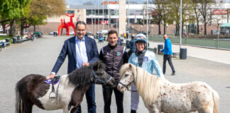 (vo.li.) Gregor Baum, Präsident des Hannoverschen Rennvereins e.V., Stefan Leitl, Cheftrainer von Hannover 96 und der ehemalige Jockey Filip Minarik.