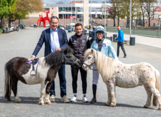 Fußballfest mit Hannover 96 und ROSSMANN auf der Neuen Bult in Langenhagen (vo.li.) Gregor Baum, Präsident des Hannoverschen Rennvereins e.V., Stefan Leitl, Cheftrainer von Hannover 96 und der ehemalige Jockey Filip Minarik.