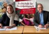 Langenhagens Stadträtin Eva Bender und Ulf-Birger Franz, Bildungsdezernent der Region Hannover haben die Kooperationsvertrag unterzeichnet.