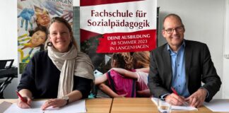 Langenhagens Stadträtin Eva Bender und Ulf-Birger Franz, Bildungsdezernent der Region Hannover haben die Kooperationsvertrag unterzeichnet.
