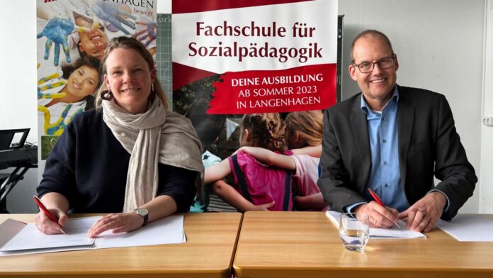 Langenhagens Stadträtin Eva Bender und Ulf-Birger Franz, Bildungsdezernent der Region Hannover haben die Kooperationsvertrag unterzeichnet.