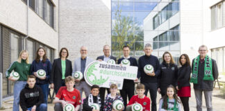 Bälleübergabe von Hannover 96 und GVH an Lehrkräfte und Schüler der Sophienschule in Hannover. - v.l.n.r. Peter Kindermann, Schulleiter Sophienschule, Ulf-Birger Franz, GVH Geschäftsführer, Marcus Mann, Sportdirektor Hannover 96 und Bastian Hellberg, Aufsichtsratsmitglied Hannover 96