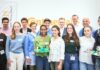 Schüler:innen aus dem Projekt „Bessermacher:in“, das Team von Nachwuchskraft sowie Alexander Skubowius, Fachbereichsleiter Wirtschafts- und Beschäftigungsförderung der Region Hannover, und Hanno Gieseke, Ausbildungsleiter Deutschland Continental AG.
